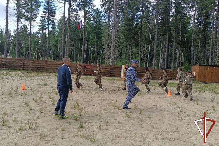 Утро воспитанников палаточного лагеря «Спецназ. Дети» из Югры началось с утренней зарядки Росгвардии