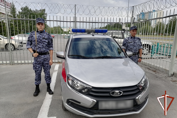 В Югре сотрудники вневедомственной охраны Росгвардии получили новые служебные автомобили