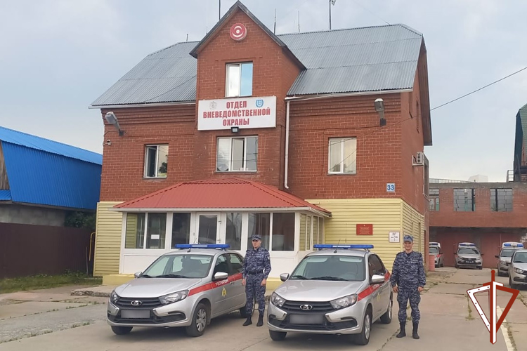 В Югре сотрудники вневедомственной охраны Росгвардии получили новые служебные автомобили