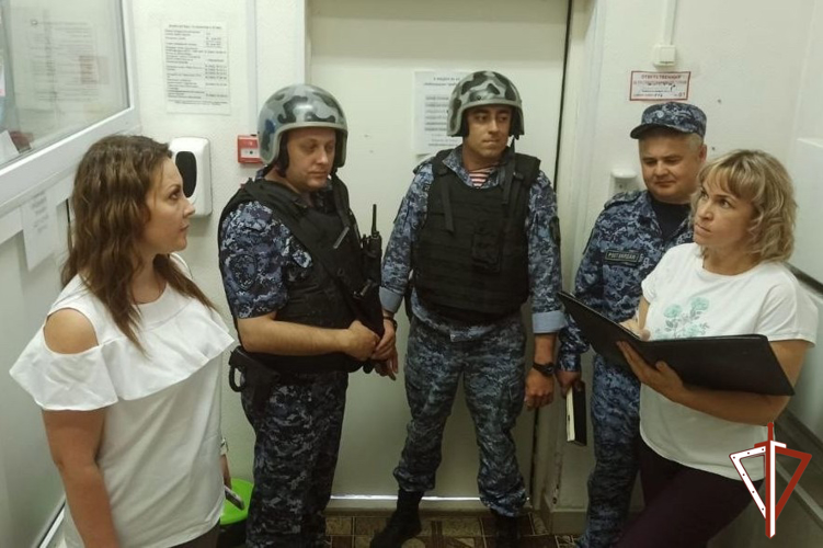 Росгвардия проводит тренировки на объектах образования в Югре