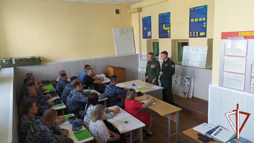 Ветеран спецназа обменялся опытом службы с росгвардейцами в Югре