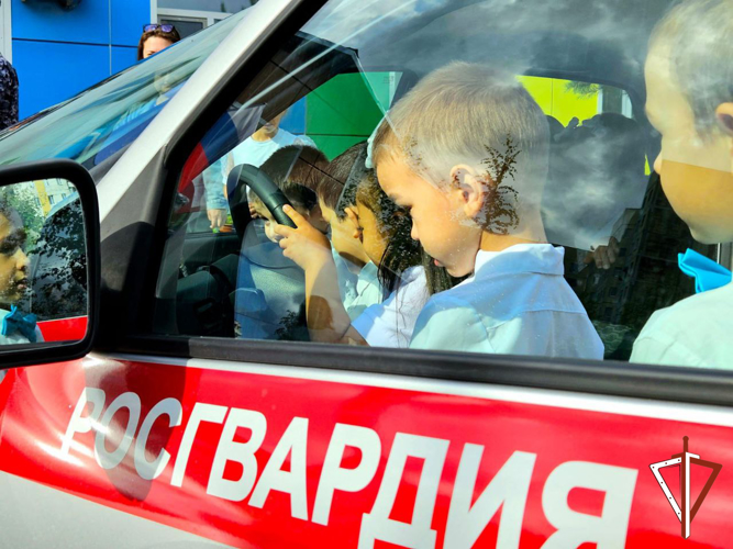 Военнослужащие и сотрудники Росгвардии торжественно отметили День Государственного флага Российской Федерации в Югре