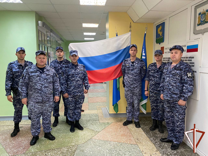 Военнослужащие и сотрудники Росгвардии торжественно отметили День Государственного флага Российской Федерации в Югре