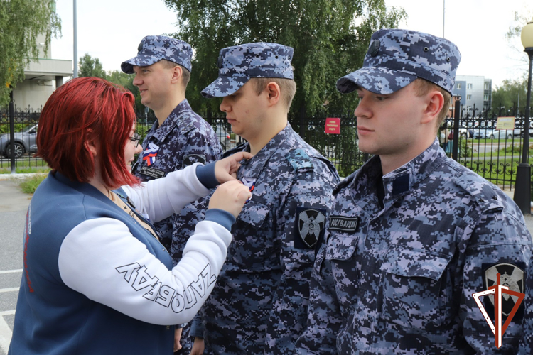 Военнослужащие и сотрудники Росгвардии торжественно отметили День Государственного флага Российской Федерации в Югре