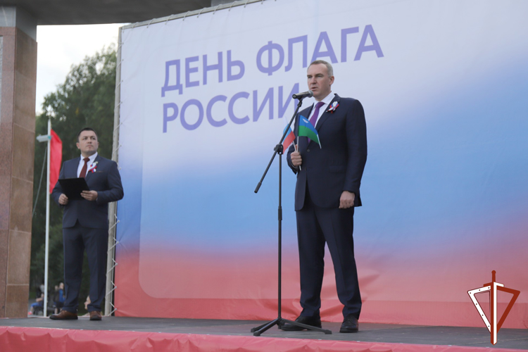 Военнослужащие и сотрудники Росгвардии торжественно отметили День Государственного флага Российской Федерации в Югре