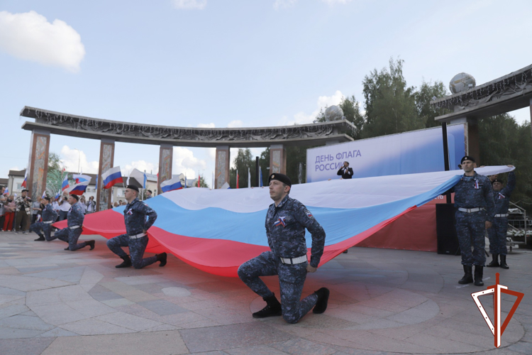 Военнослужащие и сотрудники Росгвардии торжественно отметили День Государственного флага Российской Федерации в Югре