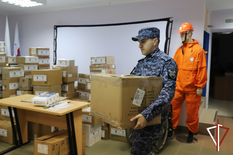Военнослужащие и сотрудники Росгвардии организовали сбор гуманитарной помощи для жителей Курской области в Югре (видео)