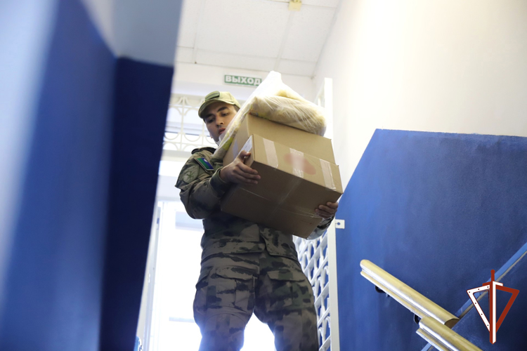 Военнослужащие и сотрудники Росгвардии организовали сбор гуманитарной помощи для жителей Курской области в Югре (видео)