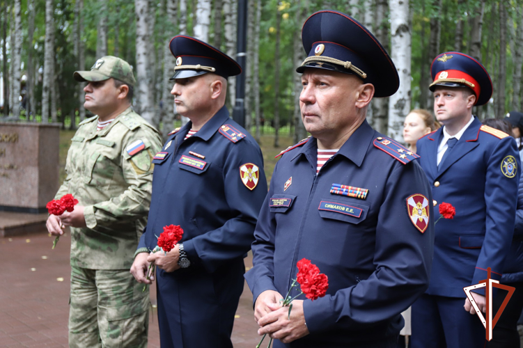 Офицеры Росгвардии почтили память жертв Второй мировой войны