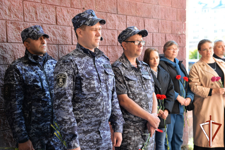 Росгвардия почтила память военнослужащего внутренних войск кавалера ордена Мужества рядового Тихон Антона