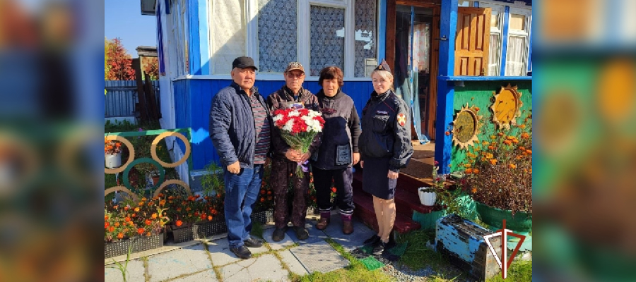 В Белоярском сотрудники отделения вневедомственной охраны Росгвардии поздравили ветерана службы с Днем рождения