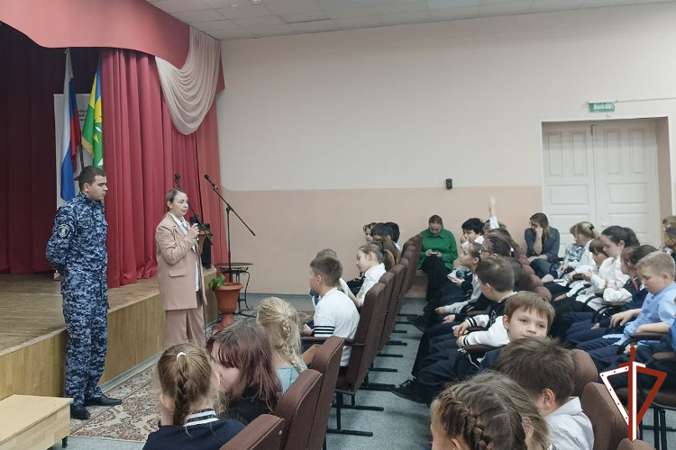 Вневедомственная охрана Росгвардии проводит патриотические встречи с юными югорчанами