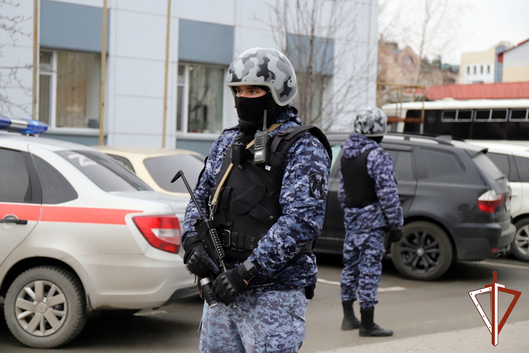 Росгвардия и МЧС провели тренировку по ликвидации условного пожара в Ханты-Мансийске