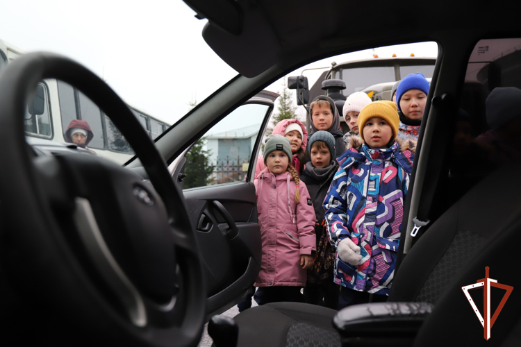 Юные югорчане познакомились с деятельностью вневедомственной охраны Росгвардии