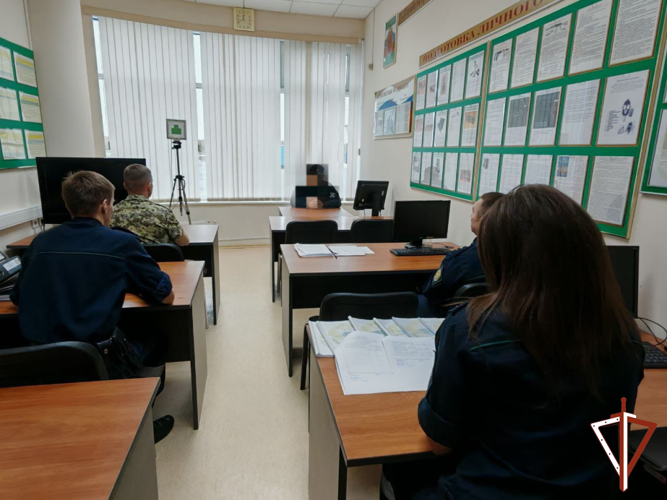 В Югре Росгвардия проводит уроки мужества со школьниками, посвященные 100-летнему юбилею со Дня рождения генерал-майора Николая Андрианова