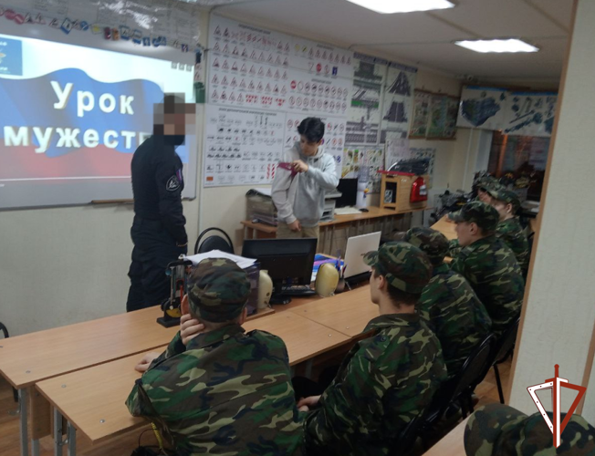В Югре Росгвардия проводит уроки мужества со школьниками, посвященные 100-летнему юбилею со Дня рождения генерал-майора Николая Андрианова