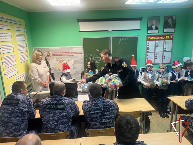 Сотрудников Росгвардии, заступающих на дежурство в новогодние праздники, поздравили гимназисты г. Ханты-Мансийска