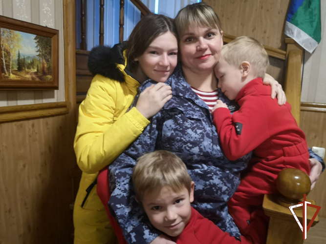 В Югре победители Всероссийского съезда Дедов Морозов и Снегурочек  поздравили многодетную семью офицера Росгвардии 