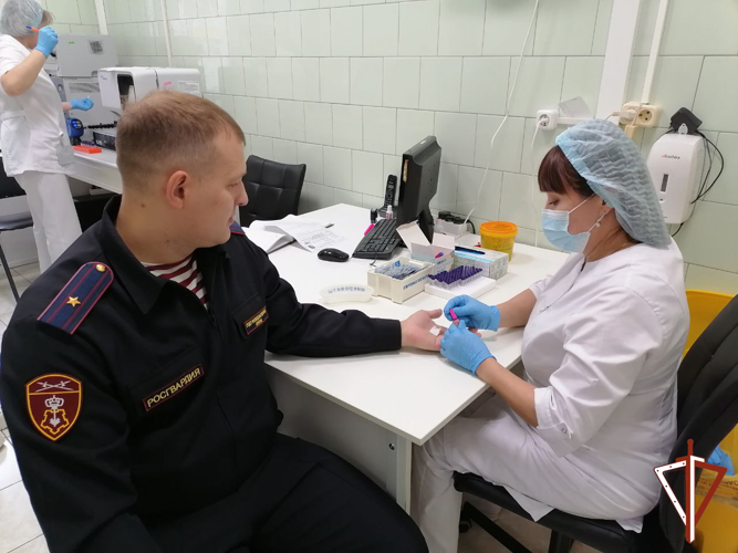 В Югре военнослужащие и сотрудники Росгвардии приняли участие в акции «С Новым годом, Служба крови!»