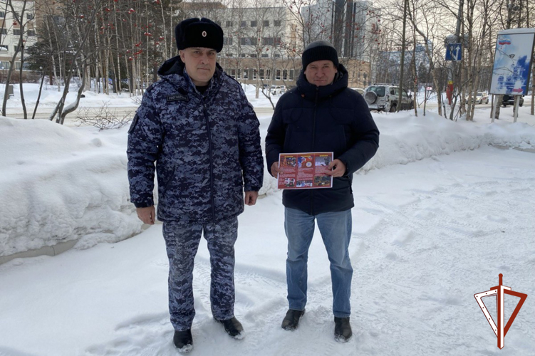 В эфире телекомпании «Югра» офицер Росгвардии озвучил меры по обеспечению безопасности граждан в новогодние праздники