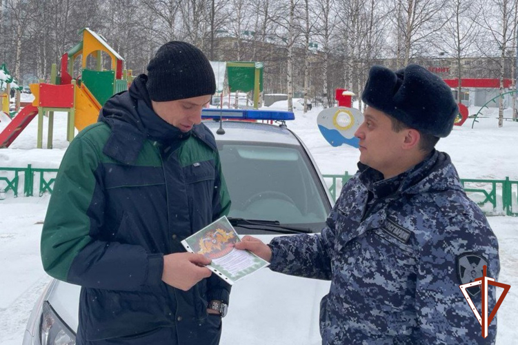 В эфире телекомпании «Югра» офицер Росгвардии озвучил меры по обеспечению безопасности граждан в новогодние праздники