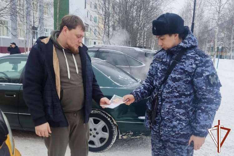 В эфире телекомпании «Югра» офицер Росгвардии озвучил меры по обеспечению безопасности граждан в новогодние праздники