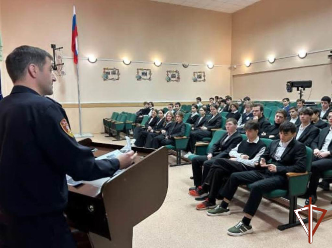 Росгвардия проводит встречи со школьниками по случаю 39 годовщины со дня образования Пыть-Яхского отдела вневедомственной охраны 