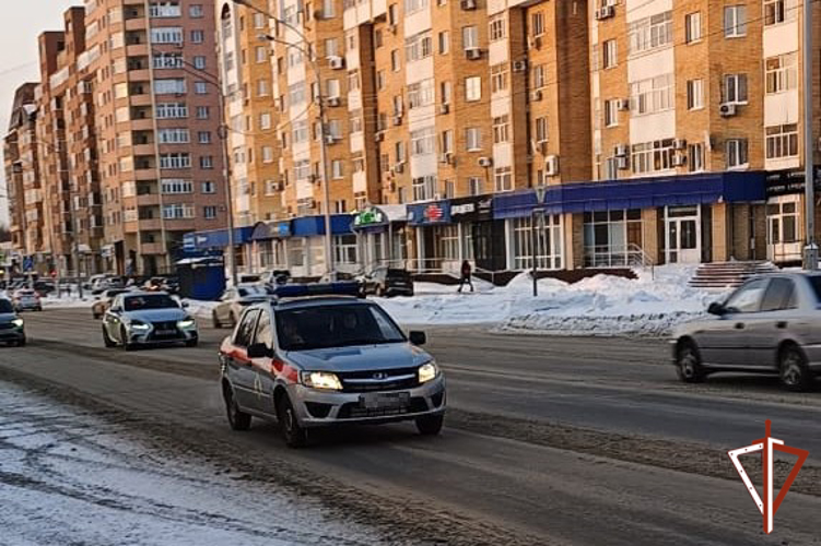 В Нижневартовске экипаж Росгвардии помог местной жительнице вытащить автомобиль из снежного плена 