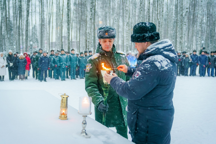 В Югре офицеры Росгвардии встретили частицу Вечного огня из Мурманска