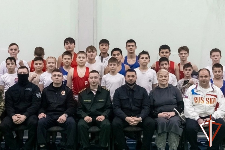 В Нижневартовском районе сотрудники Росгвардии провели для курсантов детско-юношеского движения занятия по начальной военной подготовке