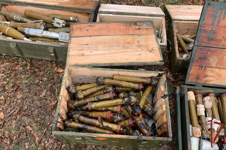 Росгвардейцы и сотрудники военной контрразведки обнаружили схрон с боеприпасами в ДНР (видео)