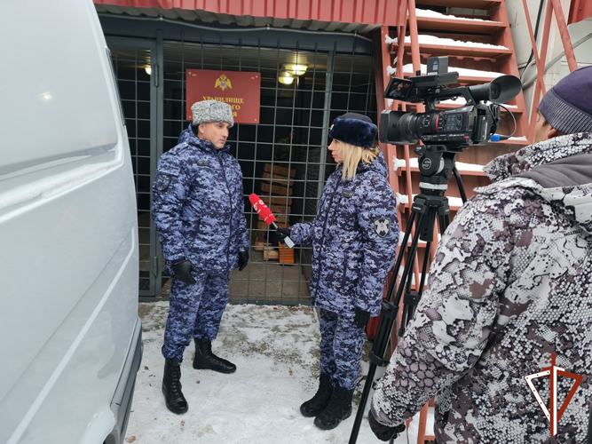  Росгвардия рассказала журналистам о процессе передачи оружия на СВО  
