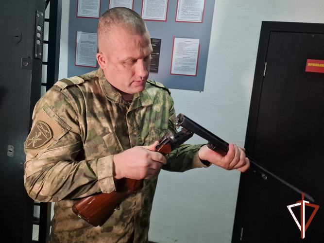  Росгвардия рассказала журналистам о процессе передачи оружия на СВО  