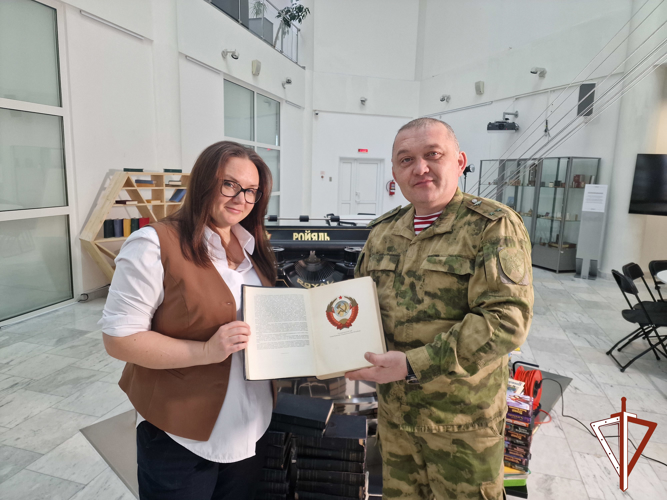 В ХМАО-Югре Росгвардия присоединилась к общероссийской акции "Дарите книги с любовью"