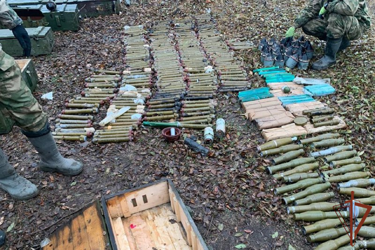 Росгвардейцы и сотрудники военной контрразведки обнаружили схрон с боеприпасами в ДНР (видео)