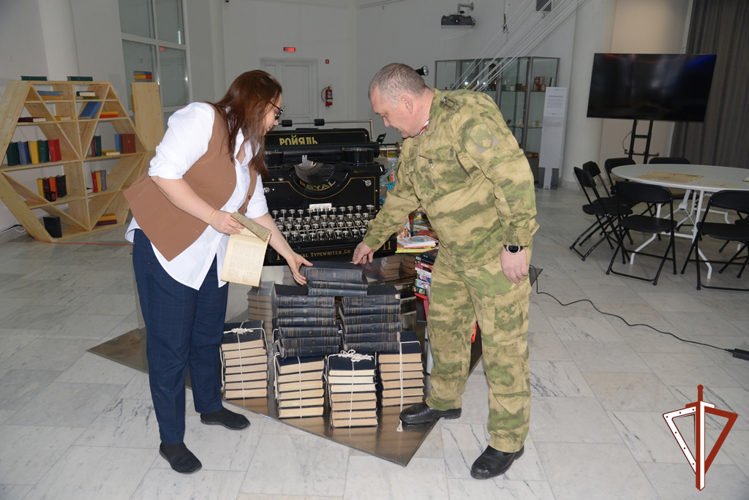В ХМАО-Югре Росгвардия присоединилась к общероссийской акции "Дарите книги с любовью"