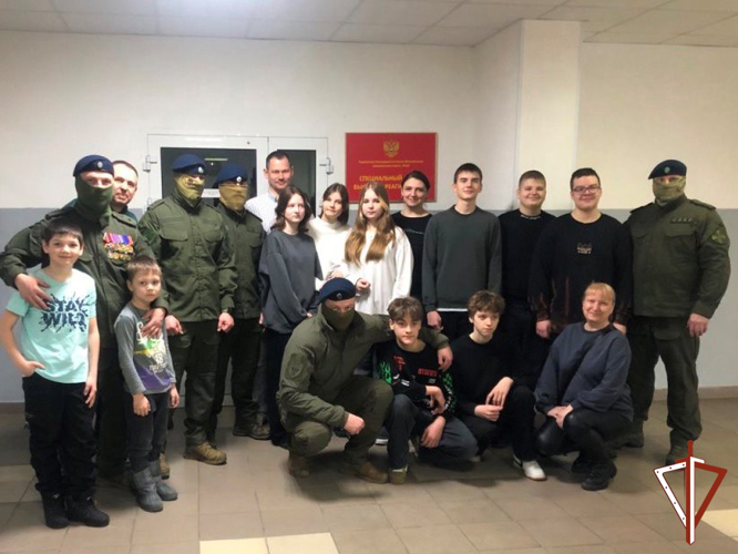 В Югре Росгвардия проводит тематические встречи с подшефными школьниками  