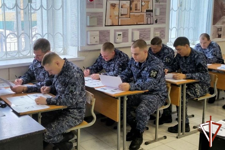 В Югре военнослужащие и сотрудники Росгвардии написали «Диктант Победы»