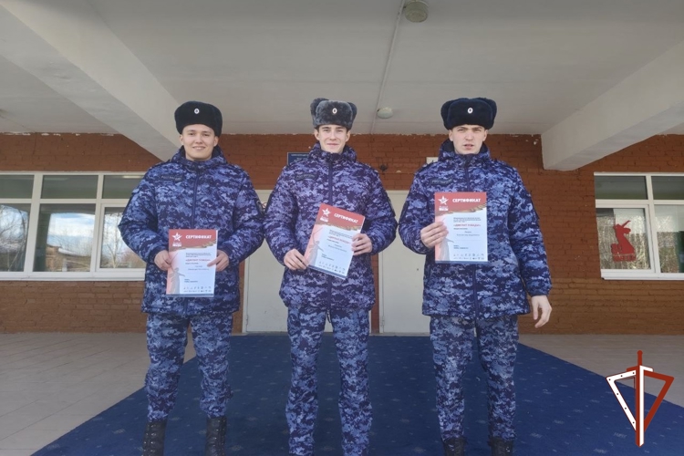 В Югре военнослужащие и сотрудники Росгвардии написали «Диктант Победы»