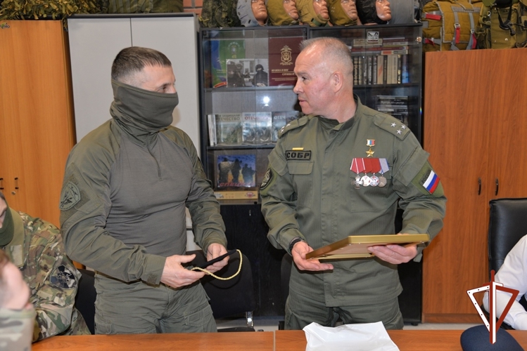 В Югре боевые офицеры и ветераны Росгвардии встретились с Героем Российской Федерации Александром Головашкиным