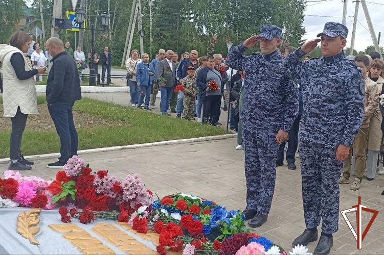 В Югре военнослужащие и сотрудники Росгвардии почтили память павших в годы Великой Отечественной войны