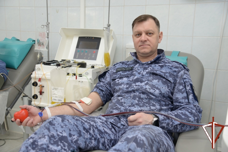 Росгвардейцы пополнили банк крови во Всемирный день донора в Югре