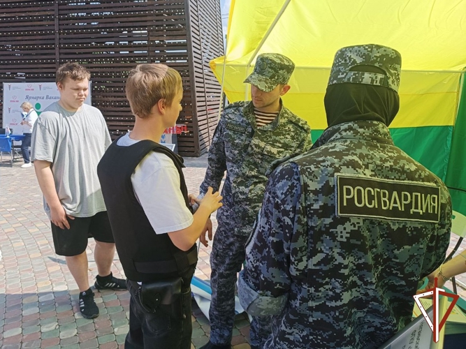 В Югре сотрудники Росгвардии приняли участие во Всероссийской ярмарке трудоустройства