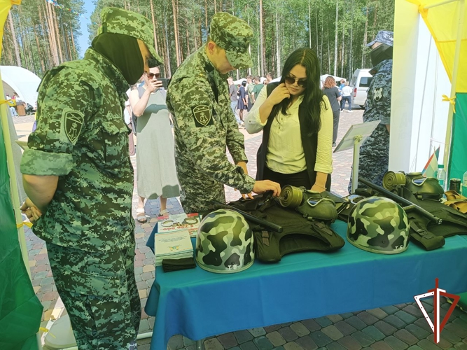 В Югре сотрудники Росгвардии приняли участие во Всероссийской ярмарке трудоустройства