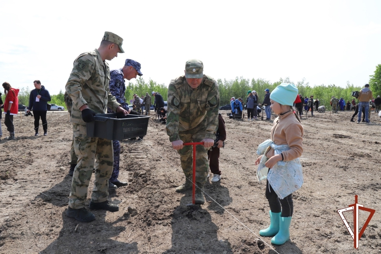 К Международной акции «Сад памяти» присоединились росгвардейцы в Югре 