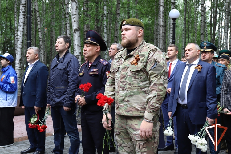 В Югре военнослужащие и сотрудники Росгвардии почтили память павших в годы Великой Отечественной войны