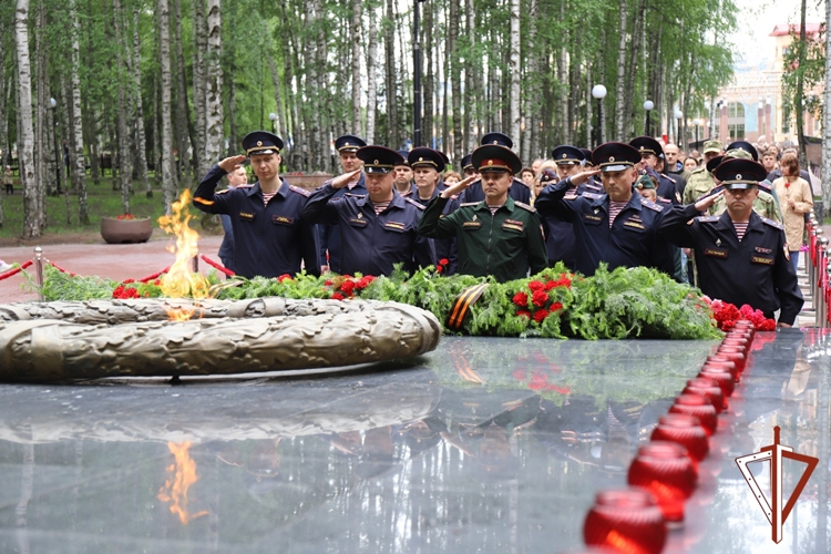 В Югре военнослужащие и сотрудники Росгвардии почтили память павших в годы Великой Отечественной войны