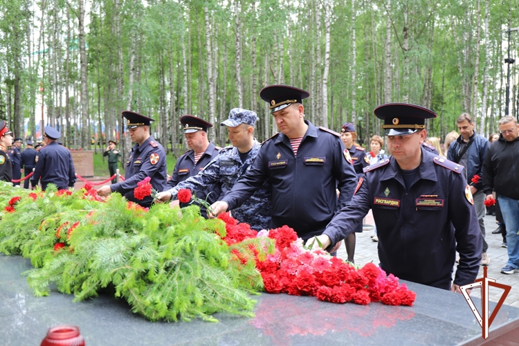 В Югре военнослужащие и сотрудники Росгвардии почтили память павших в годы Великой Отечественной войны