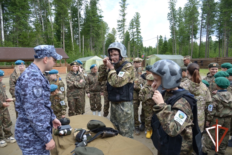 В Югре Росгвардия встретилась с воспитанниками военно-спортивного палаточного лагеря  