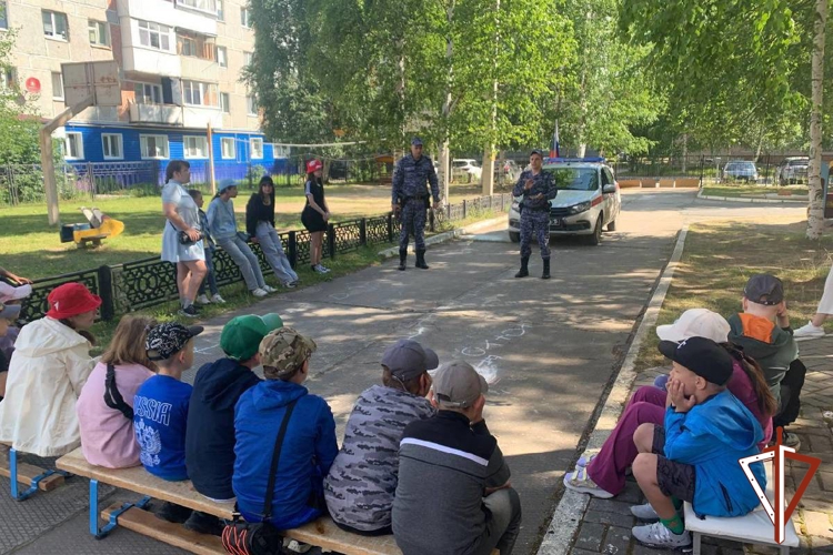 В Югре Росгвардия проводит мероприятия с подшефными школьниками, посвященные 107 годовщине со дня рождения генерала армии И. К. Яковлева